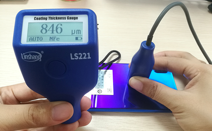涂層測厚儀檢測手機(jī)背面的涂層厚度 涂層測厚儀檢測手機(jī)背面的涂層厚度
